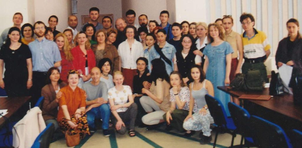 Curs intensiv de masaj Shiatsu susţinut de James Luth şi Kathryn Henry la Institutul de Sănătate Publică din Bucureşti în luna Mai, 2001.